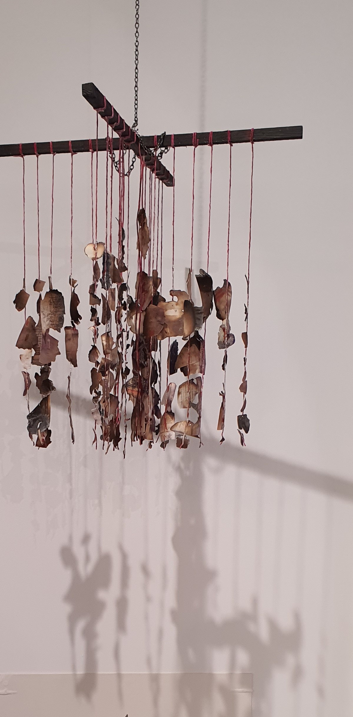 'Mirroir sur le Monde Actuel' - 2024 ~ 2025 - papier carbonise - 65 x 65 x 65 cms